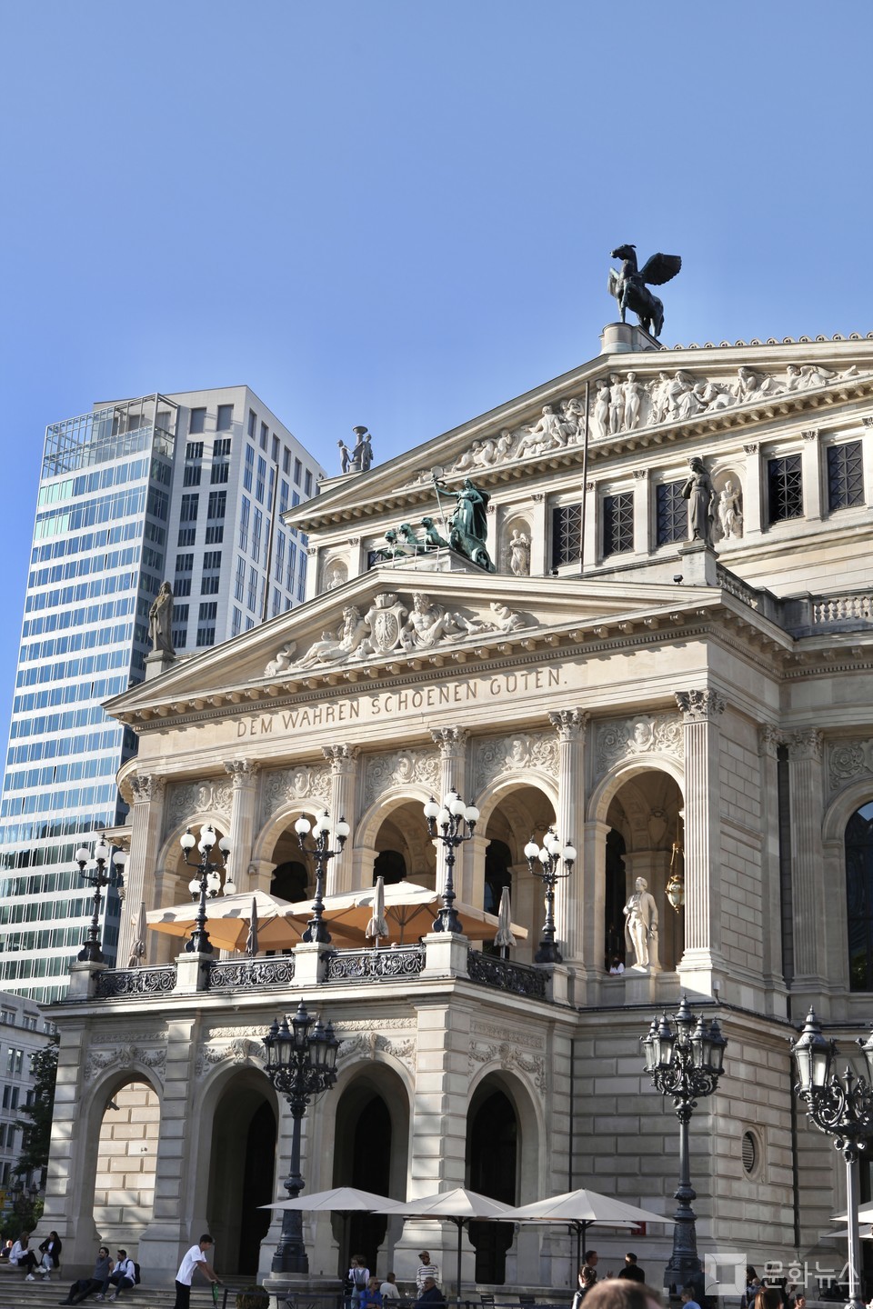 알테 오페어(Alte Oper). 이곳에서 피아니스트 조성진의 공연을 비롯한 많은 클래식 공연이 열린다.