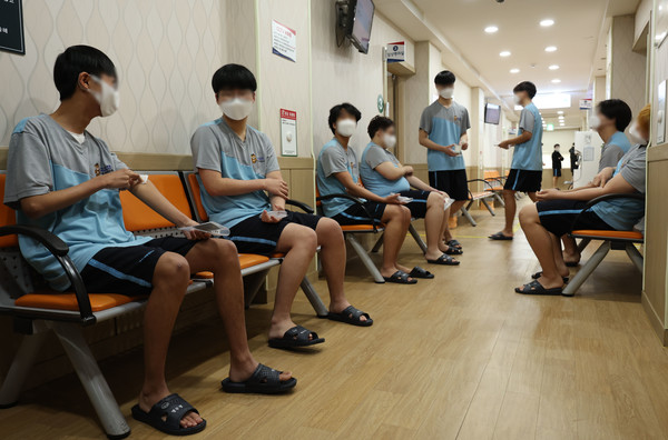 병역판정검사 받고 있는 청년들 (사진 = 연합뉴스)