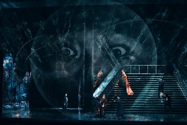 오펜바흐의 ‘호프만의 이야기’ 오페라 무대에서 클라이막스 비슷하게 정통 오페라 무대의 분위기를 제공했던 3부의 무대장면.