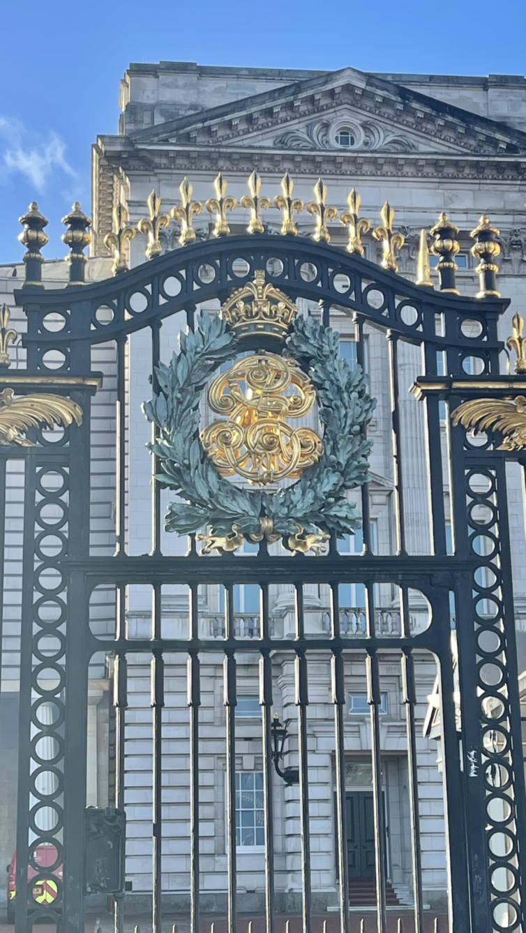 날씨가 좋을 때 버킹엄 궁전은 황금빛으로 빛난다.
