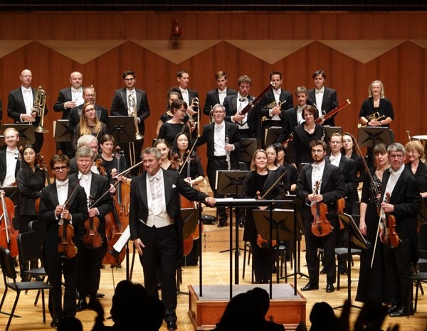 브루크너 오케스트라 린츠의 브루크너 교향곡 5번을 연주하고 관객의 환호에 답하는 수석지휘자 마르쿠스 포슈너. (사진 인아츠프로덕션)