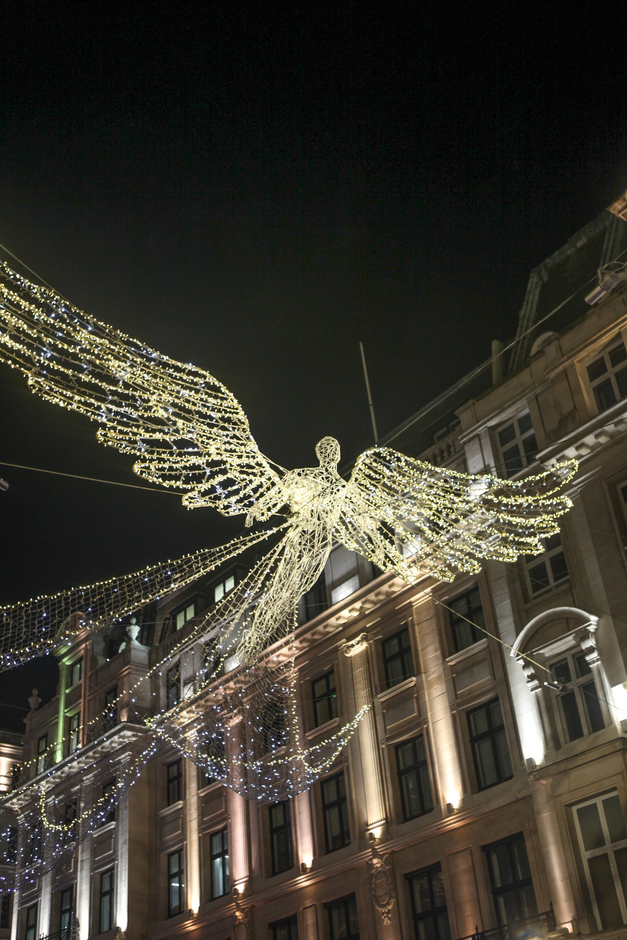 런던 거리에는 이 천사 모양 불빛 장식이 여러개 있는데, 천사들은 각각 다른 자세를 취하고 있다.