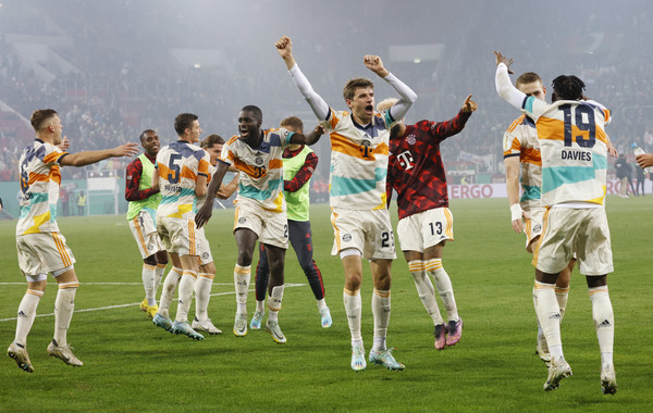 FC 바이에른 뮌헨 선수들과 토마스 뮐러(오른쪽에서 네 번째) (사진 = REUTERS/연합뉴스)