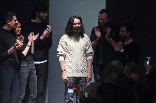 사진=지난 2015년 1월 밀라노 패션위크에서 F/W 남성 컬렉션 발표 뒤 박수를 받는 미켈레/EPA, 연합뉴스