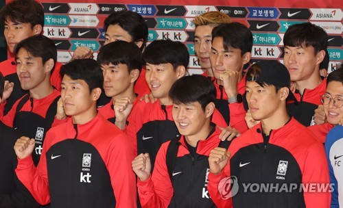 (영종도=연합뉴스)12년만의 월드컵 16강 진출을 이룬 한국대표팀 선수들이 7일 오후 5시 인천공항을 통해 귀국 기념촬영을 하고있다.2022.12.7​