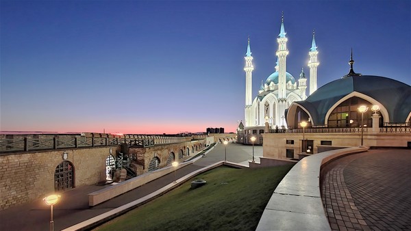 타타르스탄을 대표하는 모스크인 쿨샤리프 모스크(Kul Sharif Mosque): 2005년에 튀르키예(터키)와 러시아의 합작으로 지어진 모스크로 튀르크민족의 단합을 상징하는 대표적인 건축물이다.