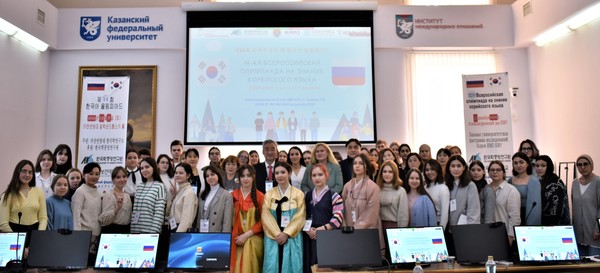 러시아교육부장관배 제14회 한국어올림피아드 참가자 및 내외부 심사위원단 단체사진
