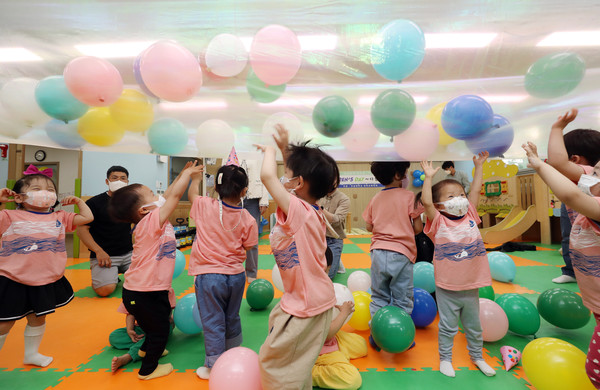 100번째 어린이날을 하루 앞둔 4일 오전 광주 북구청직장어린이집에서 어린이들이 놀이를 하고 있다.[사진=연합뉴스 제공]