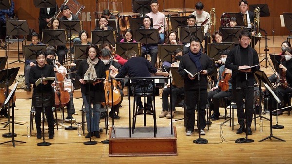베토벤 교향곡 제9번 '합창(Choral)을 리허설중인 피에타리 잉키넨과 4인의 솔로이스트들. (사진 KBS교향악단)