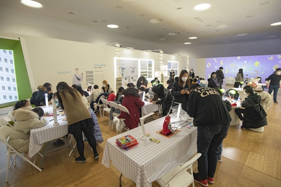 사진=사회공헌 활동에 참여한 아동 및 보호자들이 DDP콘텐츠 체험 활동을 진행하고 있는 모습/서울문화재단