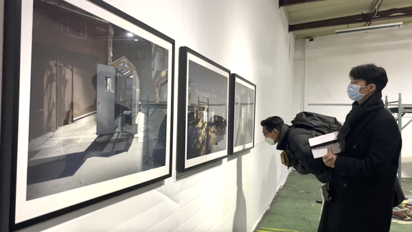 사진=황지영 작가의 작품을 자세히 관찰하고 있는 참가자들/글로벌평화예술문화재단