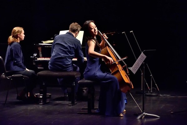 지난 11월27일 독일 Halle에서 열린 Joachim Carr과의 리사이틀에서 라흐마니노프를 연주하고 있는 첼리스트 최하영. (사진 에투알클래식)
