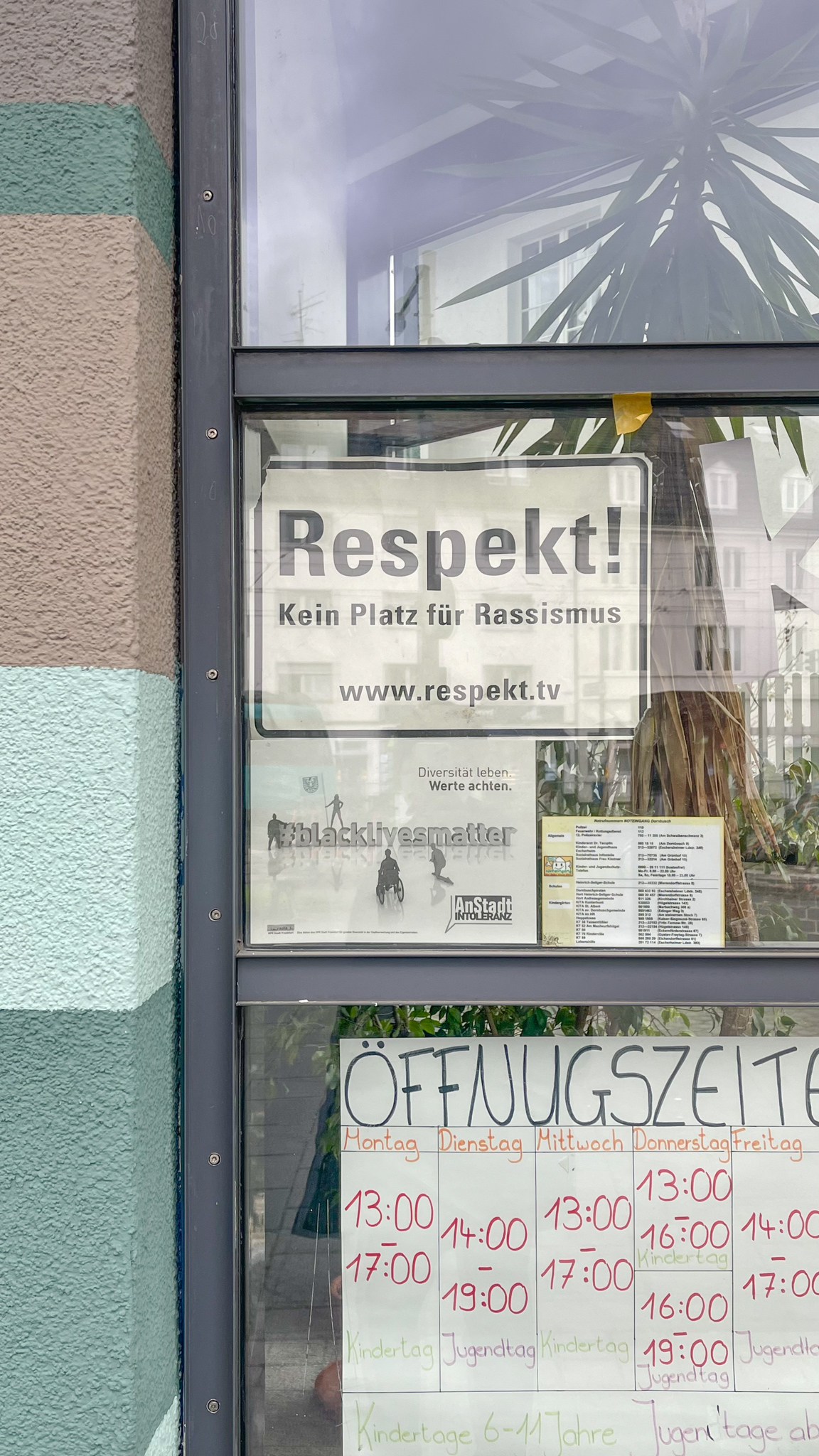 길을 걷다가 반가운 문구가 보여서 찍었다. “인종차별이 설 자리를 없게 하자(Kein Platz für Rassismus)”