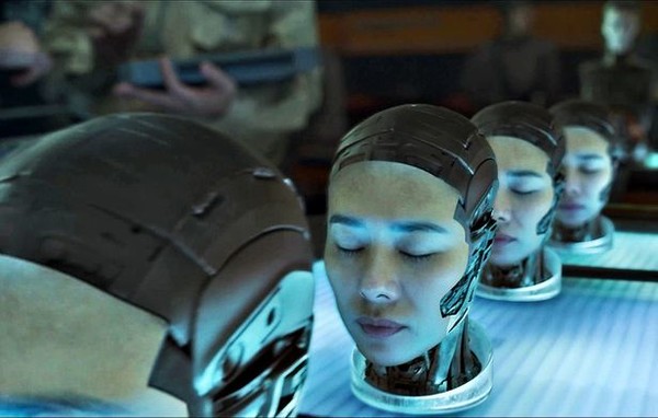 차가운 컨베이어 벨트 위를 끊임없이 행진하는 로봇 '정이'의 머리부분/넷플릭스 영화 '정이' 스틸컷 제공