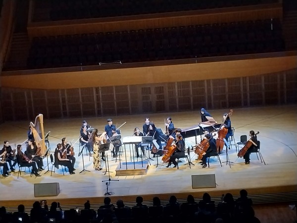 미적 쾌감이 느껴지는 Recomposed by Max Richter: Vivaldi's Four Seasons의 연주를 마치고 오케스트라 디 오리지널의 단원들과 교감하고 있는 바이올리니스트 한수진. (사진 마스트미디어)