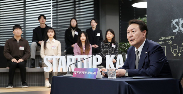 사진=대전 과학기술·디지털 혁신기업인과 대화하는 윤석열 대통령/대통령실통신사진기자단