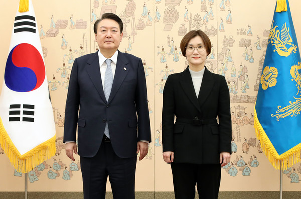 사진=기념촬영하는 윤석열 대통령과 김영미 저출산·고령사회위원회 부위원장/연합뉴스