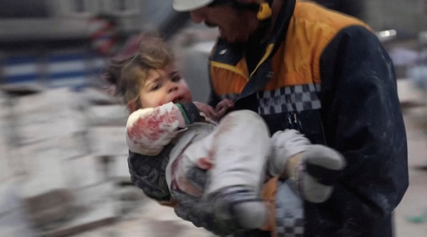 사진 = 튀르키예발 강진으로 무너진 시리아 건물서 다친 아기 옮기는 구조대원/로이터, 연합뉴스 제공