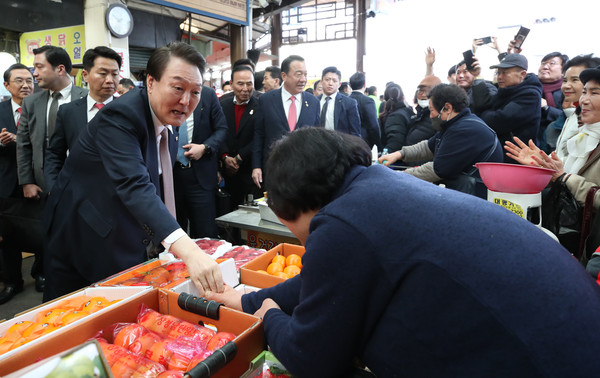 사진=청주 육거리종합시장 방문한 윤석열 대통령/연합뉴스