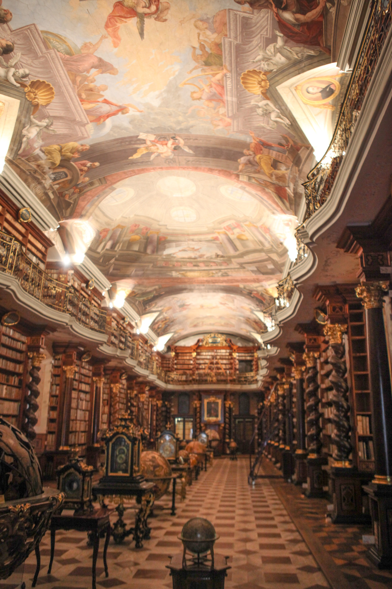 체코 국립도서관은 사진 촬영을 5분만 허용한다. 일정한 온도와 습도를 엄격하게 유지하고 있어서 이곳 내부로 들어가는 것은 허용되지 않는다.