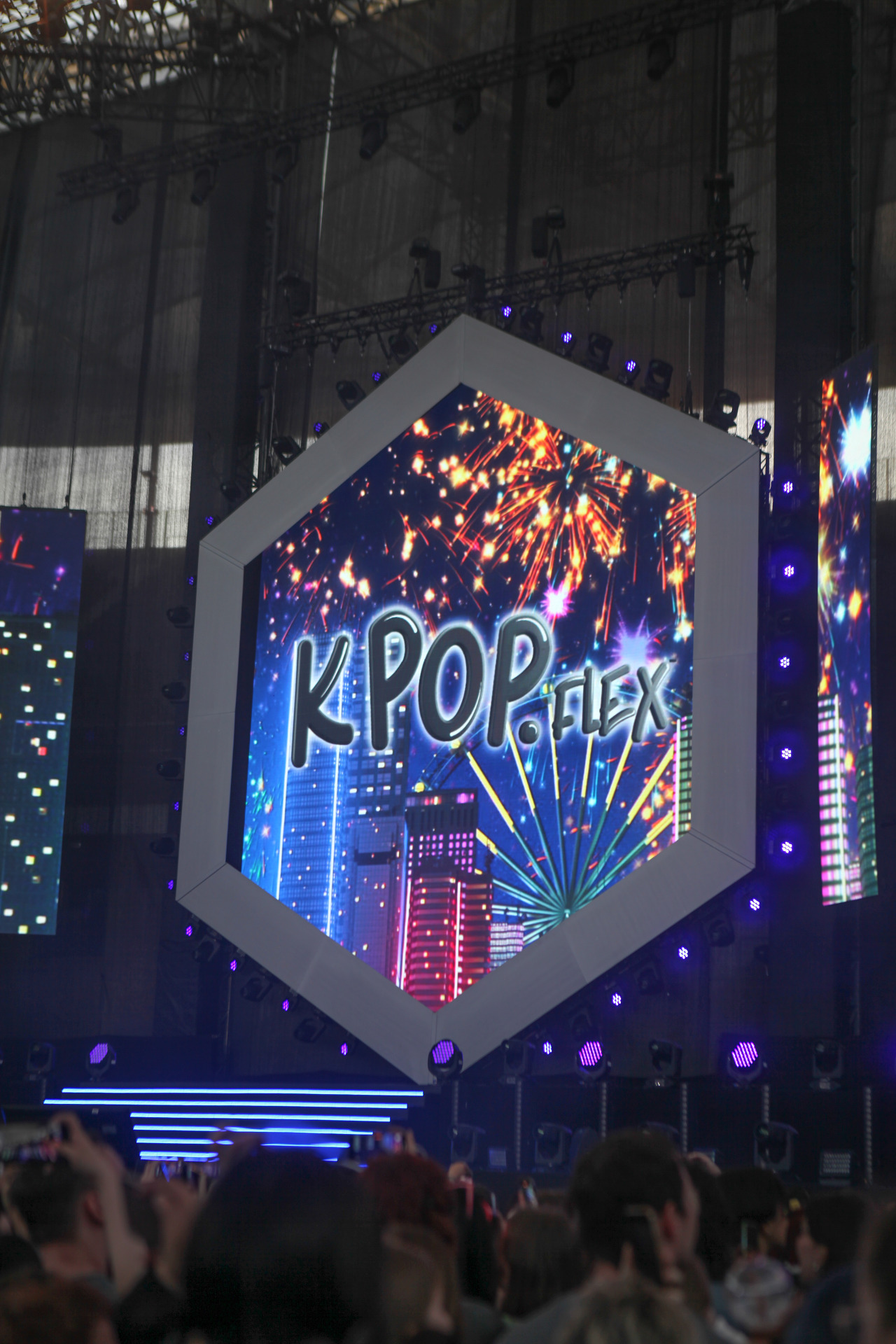 정말 많은 사람들이 이 케이팝 콘서트를 보기 위해서 전 세계에서 모였다.