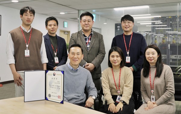 사진=표창을 수상한 롯데제과 최명림 글로벌사업본부장과 캔햄 수출을 담당하는 글로벌푸드팀/롯데제과 제공