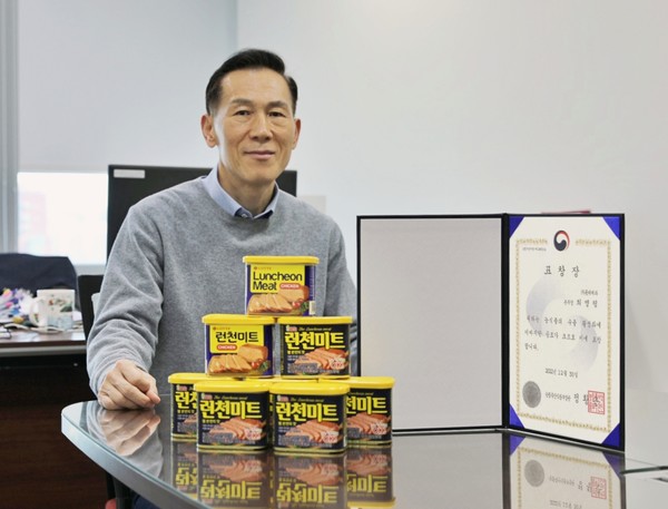 사진=표창을 수상한 롯데제과 최명림 글로벌사업본부장과 캔햄 수출을 담당하는 글로벌푸드팀/롯데제과 제공
