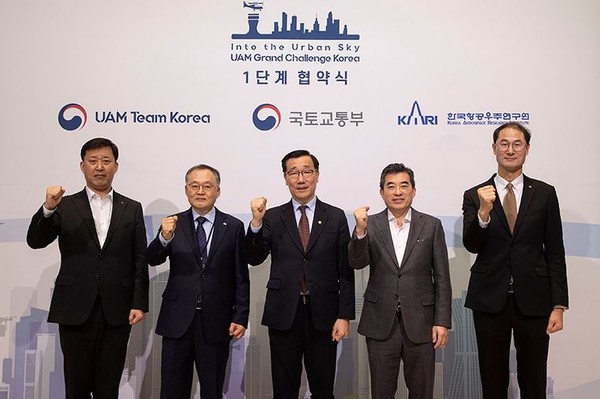 현대건설 기술연구원 박영준 상무, 한국항공우주연구원 이상률 원장, 국토교통부 어명소 2차관, 현대차 AAM본부 신재원 사장, KT 경영기획부문 박종욱 사장(왼쪽부터) / 현대건설 제공