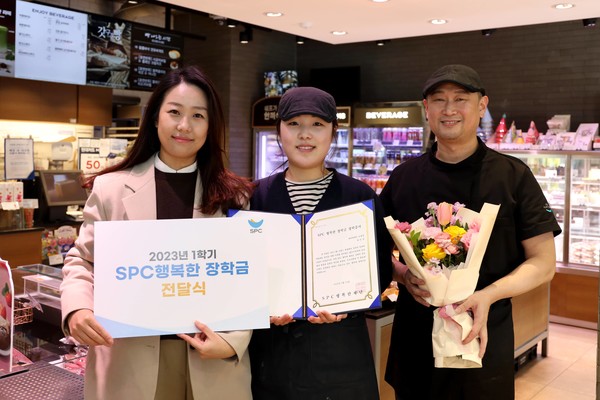 사진=22일 파리바게뜨 도봉점에서 SPC 행복한장학금 장학생으로 선발된 차진아 학생(가운데)이 가맹점 대표 및 SPC 행복한재단 관계자와 함께 기념촬영을 하고 있다/SPC 제공