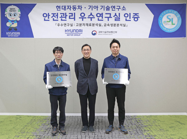 사진=현대차·기아 연구개발본부 박정국 사장(가운데)과 연구원들이 인증 현판을 들고 포즈를 취하는 모습./현대차그룹 제공