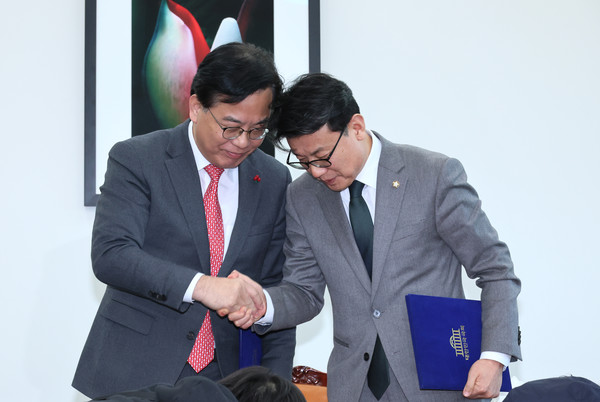 사진=국민의힘 송언석 원내수석부대표와 더불어민주당 진성준 원내수석부대표/연합뉴스