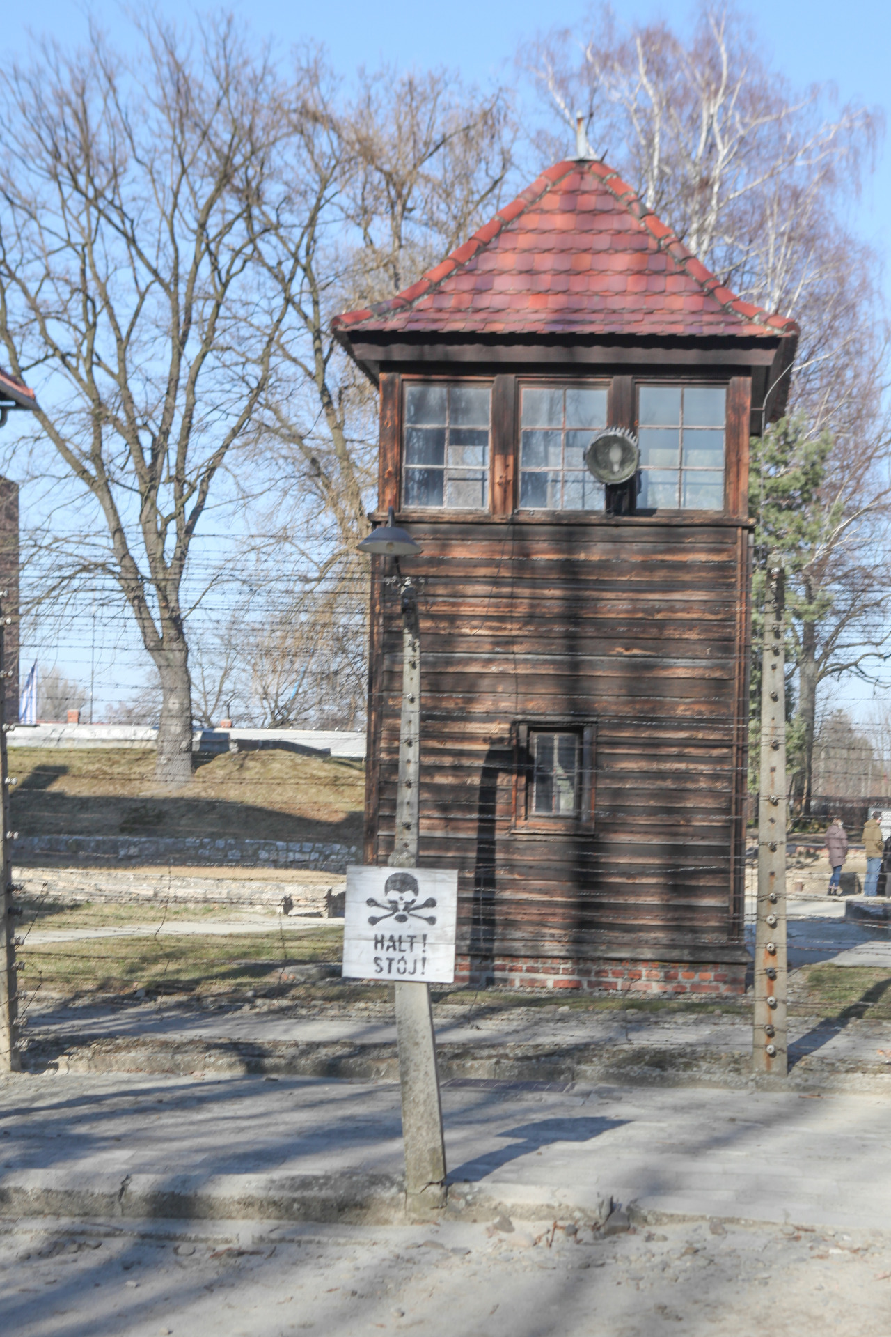 수용소 내부의 감시탑은 긴 세월이 흐른 지금도 간담을 서늘하게 한다.