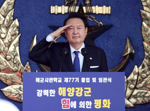 사진=해군사관학교 졸업생들의 경례받는 윤석열 대통령/연합뉴스