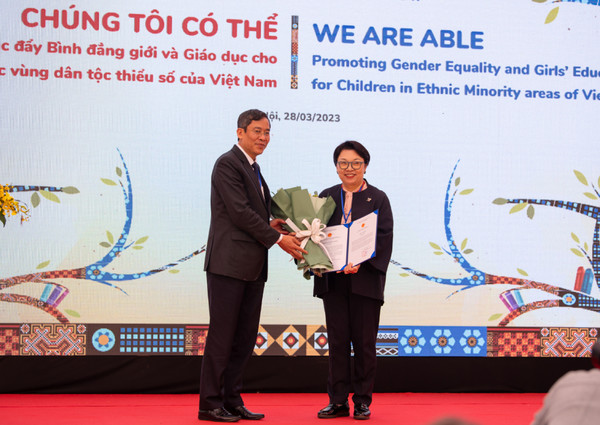 사진=민희경 CJ사회공헌추진단장이 '베트남 소녀교육 프로젝트'의 공로를 인정 받아 부 밍 득(VuMinh Duc) 베트남 교육부 교원정책국장(시상자)으로부터 감사장을 전달 받고 있다/CJ 제공
