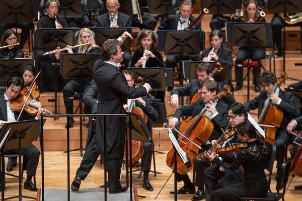 40대 젊은 지휘자 야쿠프 흐루샤의 패기에 힘입어 밤베르크 심포니(Bamberger Symphoniker)가 젊어져서 돌아왔다.(사진은 서울 예술의 전당 콘서트홀에서의 공연 장면)