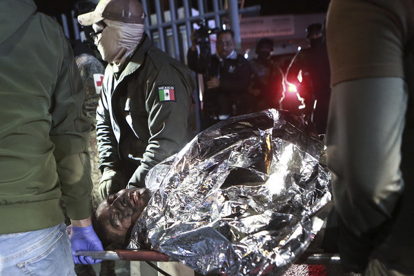 사진=응급구조대가 화재로 부상을 당한 이민자를 구조하고 있다/AP, 연합뉴스 제공