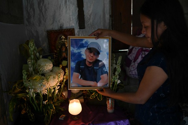 사진=사고 희생자 베네수엘라 출신 Francisco Rojche의 가족 Maria Rojche가 Francisco의 사진을 들고 있다/AFP, 연합뉴스 제공