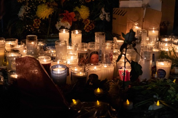 사진=참사가 일어난 멕시코 시우다드 후아레스 이민자 수용소 앞에 희생자들을 추모하기 위한 촛불들이 놓여 있다/AFP, 연합뉴스 제공