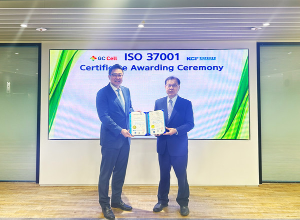사진=GC셀 제임스박 대표(왼쪽)가 한국준법진흥원 황인학 원장부터 'ISO 37001' 인증서를 수여 받았다.
