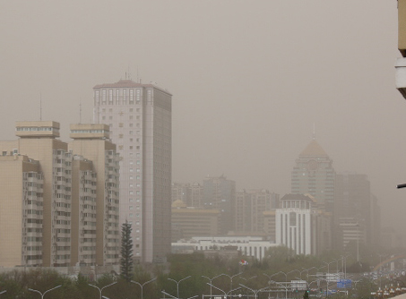 사진=황사와 스모그로 자욱해진 베이징 시내의 모습(11일)/연합뉴스