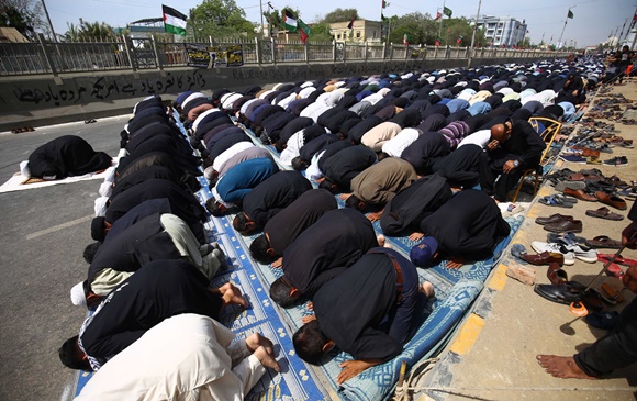 Foto = Muçulmanos paquistaneses rezando.  O Islã estabeleceu horários de oração e os muçulmanos rezam em direção a Meca cinco vezes ao dia em horários específicos.