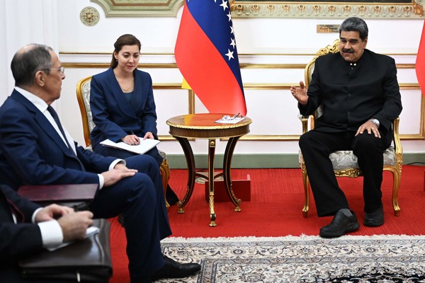 사진=러시아 세르게이 라브로프 외무장관과 베네수엘라 니콜라스 마두로 대통령이 회담을 갖고 있다./AFP, 연합뉴스 제공