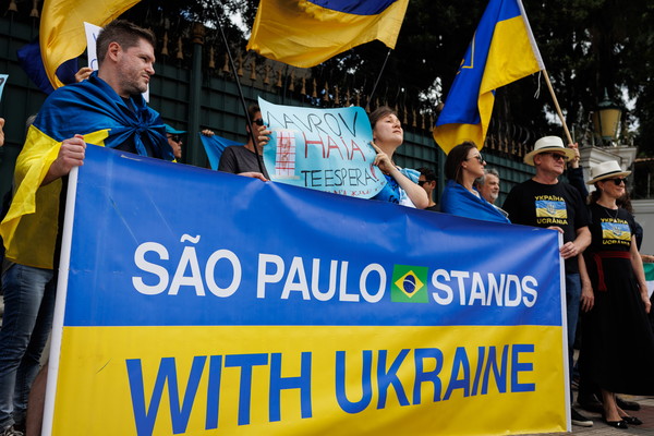 사진=브라질과 우크라이나 사람들이 러시아 영사관 앞에서 러시아 외무장관의 브라질 방문에 반대하며 시위하고 있다./EPA, 연합뉴스 제공