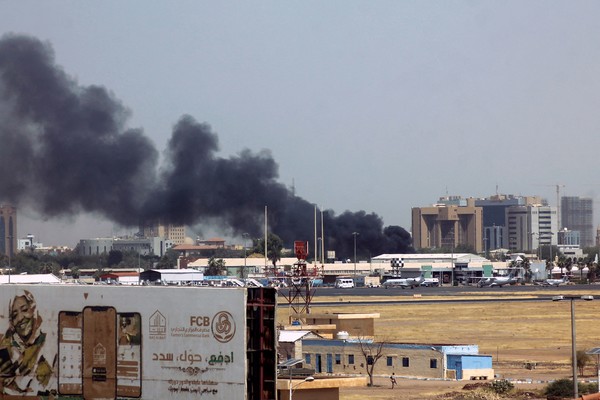 사진=수단의 카르훔 공항 부근에서 연기가 피어오르고 있다/AP, 연합뉴스 제공