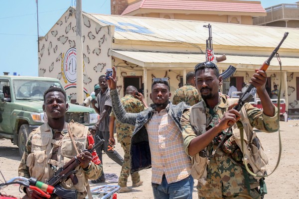 사진=수단 정부군 군인들이 RSF의 기지 앞에 있다/AFP, 연합뉴스 제공