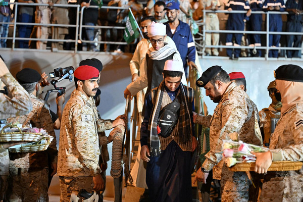 사진=사우디아라비아 해군이 사우디아라비아 제다에 도착한 교민을 돕고 있다/로이터, 연합뉴스 제공