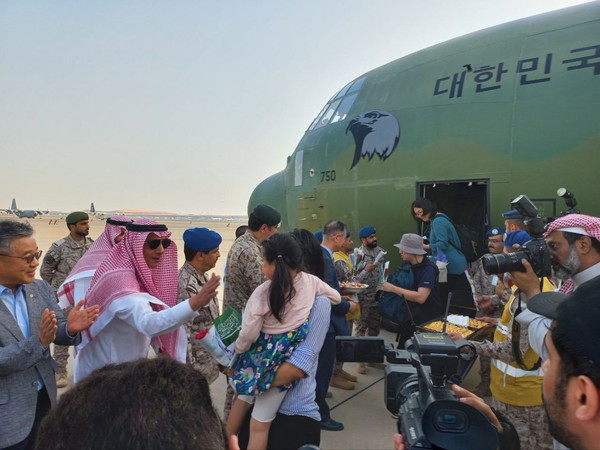 사진=철수한 수단 교민들이 사우디아라비아 제다에 도착하고 있다/EPA, 연합뉴스 제공