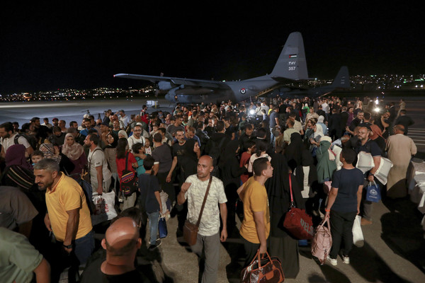 사진=대피한 요르단 교민들이 요르단 암만에 도착하고 있다/AP, 연합뉴스 제공