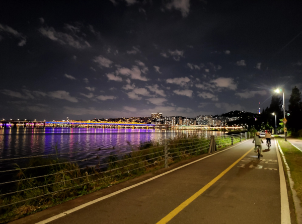  '서울숲' 옆 한강 자전거 길. 해질무렵 저녁에 가면, 노을과 강물이 비친 다리의 불빛 들이 멋지다.