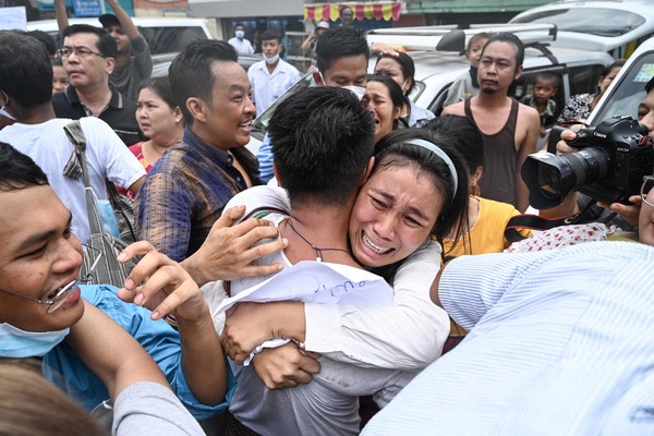 사진=한 남성이 그의 친척들과 함께 그의 석방을 축하하고 있다./AFP, 연합뉴스 제공